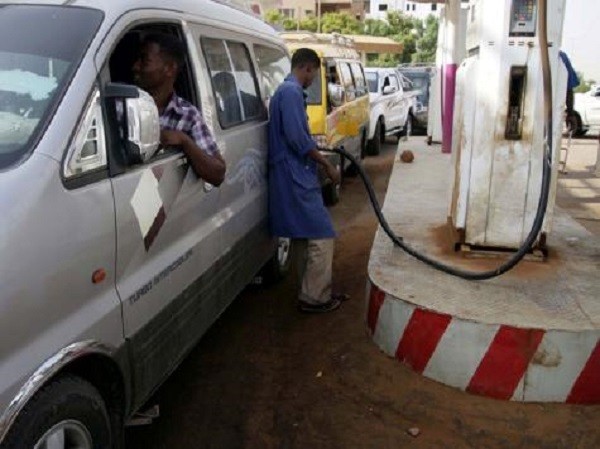 الحكومة تشرع في مواجهة تحديات استيراد الوقود خلال صيانة مصفاة الخرطوم