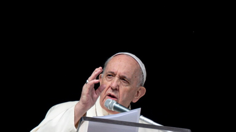 “عرق النسا” يمنع البابا من ترؤس قداس رأس السنة