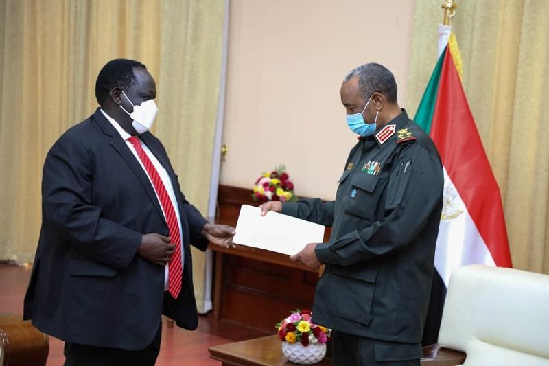 رئيس مجلس السيادة يتسلم رسالة خطية من رئيس جنوب السودان
