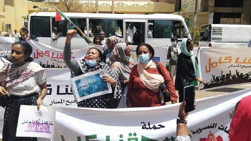 ناشطات: تحرش القوات النظامية بالنساء لن يوقف نضالهن