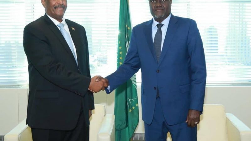 رئيس مجلس السيادة يلتقي رئيس مفوضية الاتحاد الأفريقي