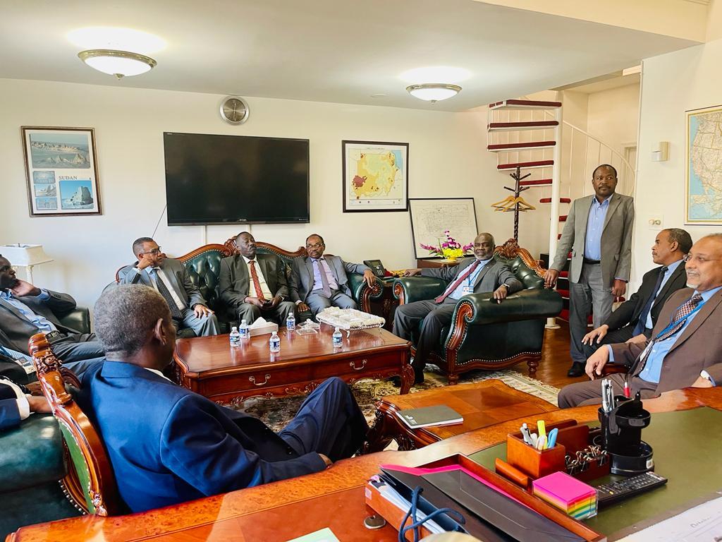 وزير المالية يلتقي طاقم سفارة السودان بواشنطن
