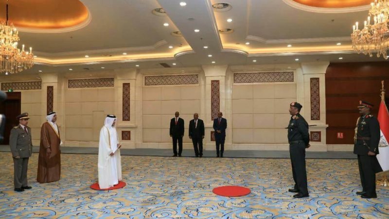 رئيس مجلس السيادة يتسلم أوراق اعتماد السفير القطري لدى السودان