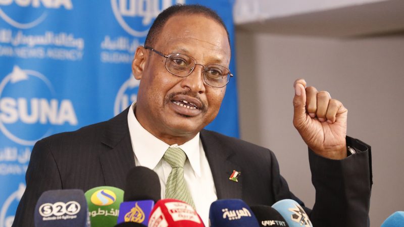 مستشار رئيس الوزراء السوداني : اختفاء 100 مليار دولار من اموال النفط في حسابات فردية