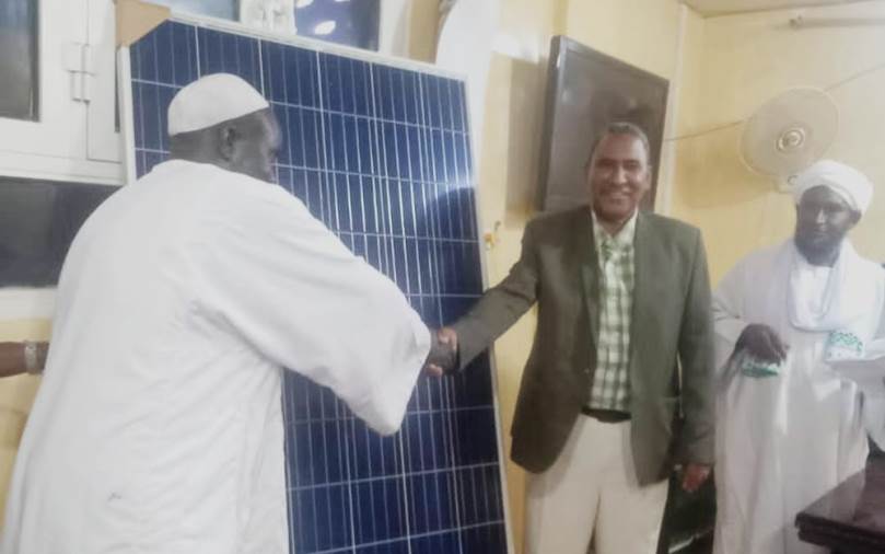 تسليم الدفعة الأولى من ألواح الطاقة الشمسية للمساجد