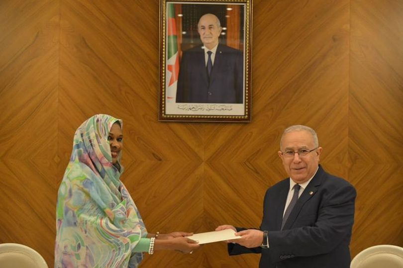 سفيرة السودان لدى الجزائر تقدم نسخة من أوراق اعتمادها