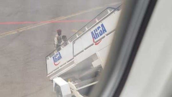 من قلب طائرة سعودية.. شاهد أول دقائق الاشتباكات بمطار الخرطوم