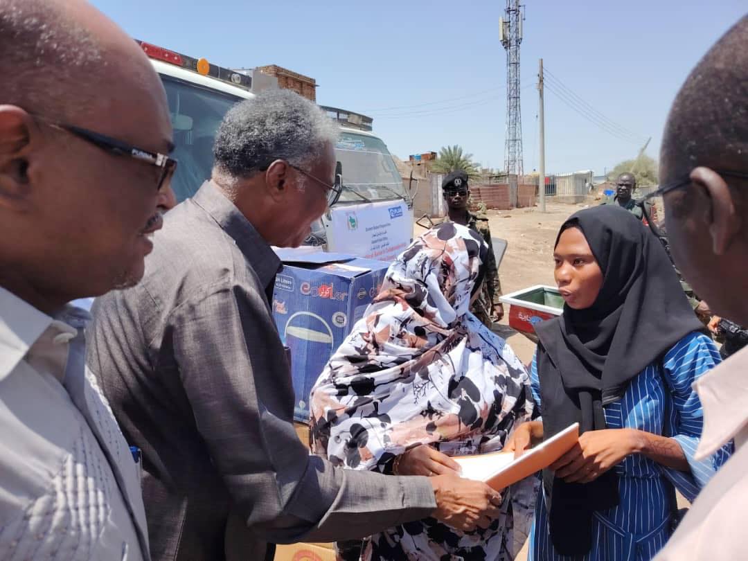 والي القضارف يشهد برنامج تسليم المشروعات الانتاجية للفتيات والنساء