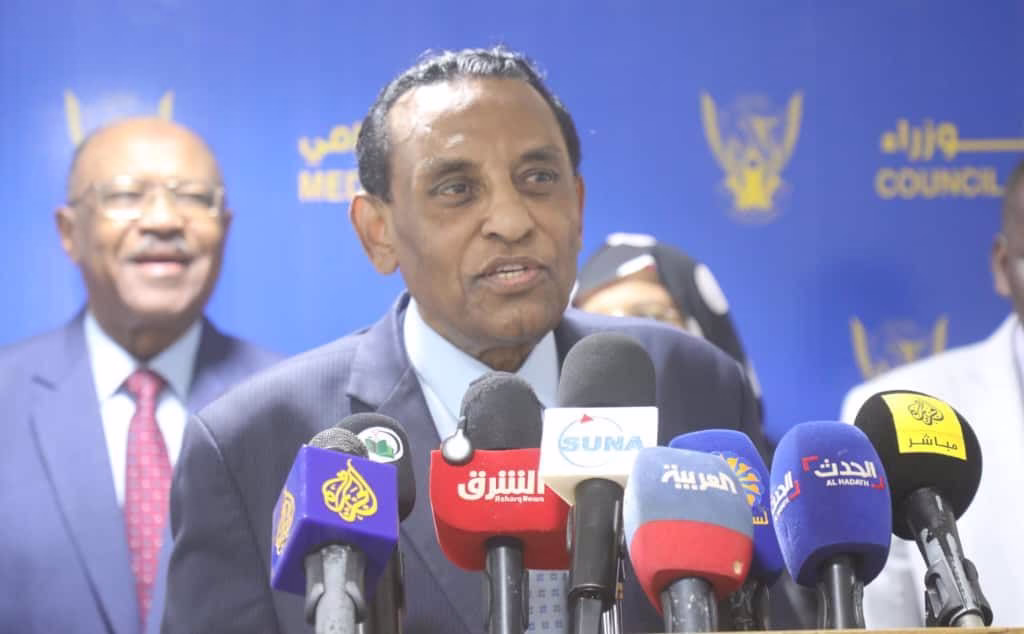 جدل ونفى رسمي وانتقادات حول غياب رئيس الوزراء